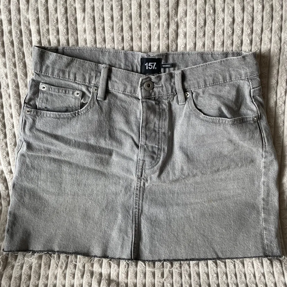 Grå mid/lowwaist jeans kjol ifrån lager 157 som köptes förra året, har en liten fläck men kan tvätta innan den köps, inget som syns . Kjolar.