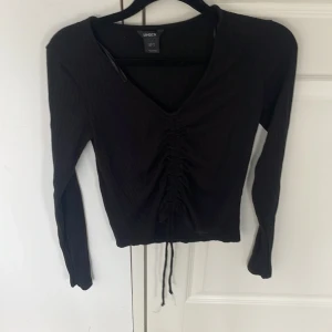 Svart ribbad tröja - Det här en ribbad tröja, som jag säljer då den inte kommer till användning. Tröjan är u ringad. Om du vill ha fler bilder eller mått är det bara och skriva.