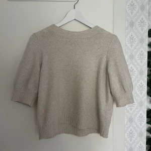 Stickad tröja  - Jättefin kortärmad stickad tröja från vero moda, har använt få tal gånger❤️