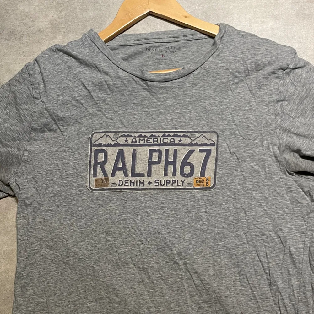 Tja ! Säljer nu denna sjukt snygga Ralph Lauren Dennim & supply T-Shirt ! Grymt skick ! Storlek L passar M kanske även S ! Modellen är 185 ish ! || pm frågor / funderingar ! || Mvh !. T-shirts.
