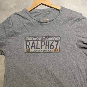 Tja ! Säljer nu denna sjukt snygga Ralph Lauren Dennim & supply T-Shirt ! Grymt skick ! Storlek L passar M kanske även S ! Modellen är 185 ish ! || pm frågor / funderingar ! || Mvh !