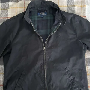 Ralph lauren jacka - Säljer nu min Ralph lauren jacka som jag vuxit ur. Det är en fantastisk jacka att ha på en svalare sommardag/kväll och går lika fint att ha på vår/höst!  Cond: 10/10