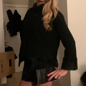 Kofta - Skitsnygg kofta med skönt material fina fluff/ pälsdetaljer. Aldrig använd, storlek onesize men passar mig som är xs-s (passar även större då den är stretchig) Köpt för 599kr säljer för 300 pris kan disskuteras vid snabb affär