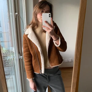 Jacka Zara - Mycket fin jacka från Zara perfekt båda till vår och höst! Den är från barnavdelningen men passar definitivt någon som är lite kortare :) Den är även lite trasig längst ner vilket syns på sista bilden, men inget man tänker på!