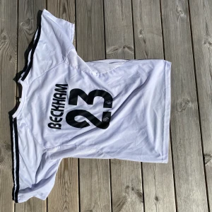 David Beckham/ Real Madrid  - Hej, säljer denna riktigt vackra tröja med David Beckham på ryggen. Tröjan är i godtagbart skick (inga hål) det ända nackdelen är att loggan är sydd men annars så tycker jag att tröjan är dunder fet. Pris går att diskuteras!🙌🏼