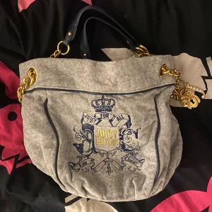Juicy couture väska - Helt oanvänd juicy väska som inte görs längre. Prislapparna sitter kvar. Dm för mer info c: