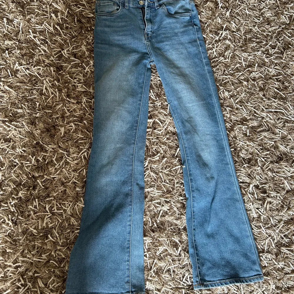 Snygga Bootcut jeans från Levis!💞 väldigt bra skick, otroligt sparsamt använda. Ny pris: 1299kr Innerbenslängd: 70cm Midjemått: 36cm (passar mig med 39)  Priset Kan sänkas vid snabb affär . Jeans & Byxor.