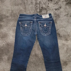 Skinny true religion jeans - Säljer dessa true religion jeans för att de är för små för mig, de är skinny, går jättefint att styla med coola boots o så men fråga om mer info❤️