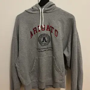 Säljer min arigato hoodie för den är för liten, ny pris 2200kr är i bra skick utan några skador. Skriv om ni har några funderingar.