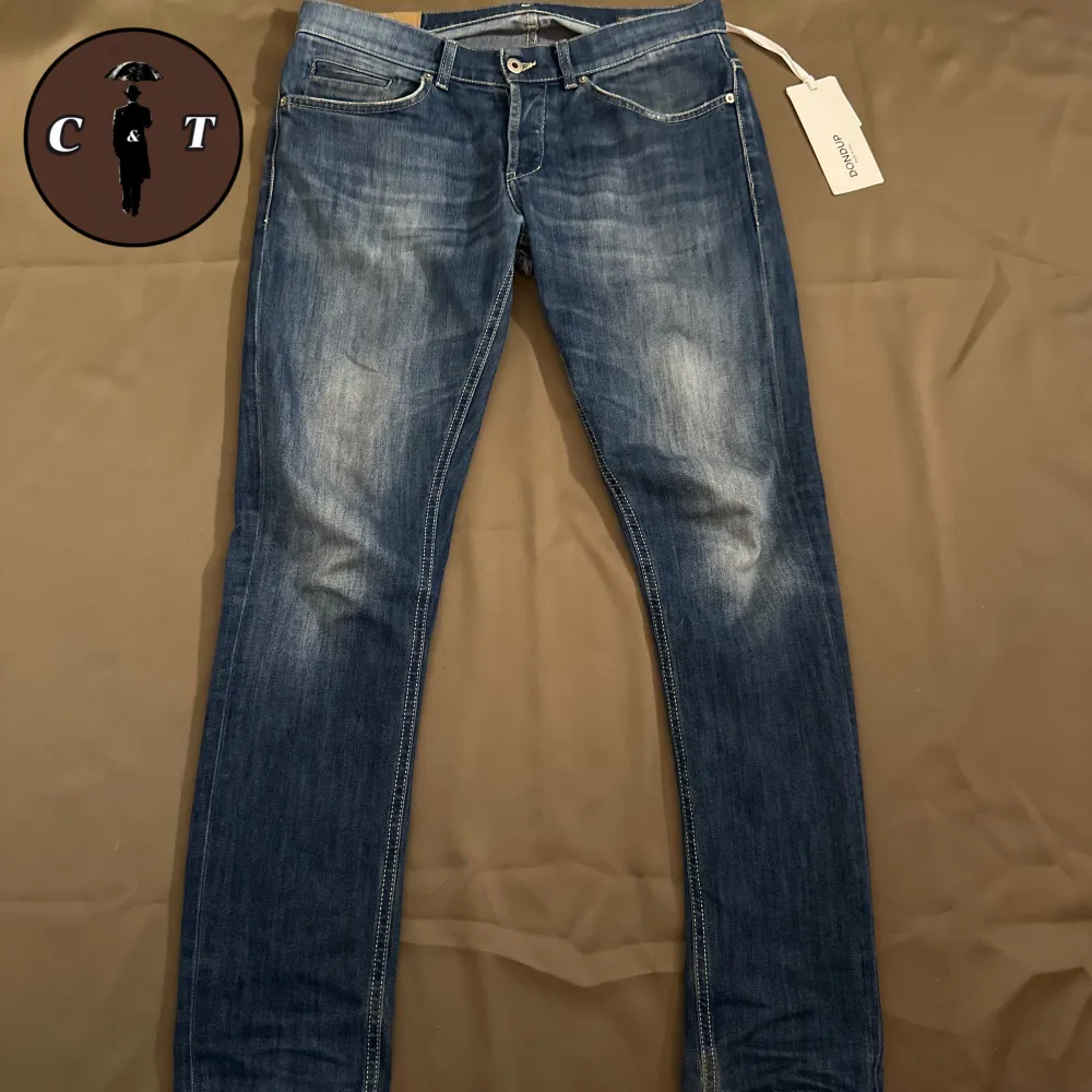 Dondup jeans| Skick 6/10 | Nypris 2800krkr, vårat pris endast 650kr | Storlek ”33” | Jeansen har en lagning som knappt syns vid användning| Svarar gärna på era frågor och funderingar!. Jeans & Byxor.