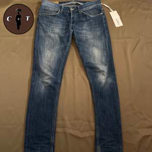 Dondup jeans| Skick 6/10 | Nypris 2800krkr, vårat pris endast 650kr | Storlek ”33” | Jeansen har en lagning som knappt syns vid användning| Svarar gärna på era frågor och funderingar!