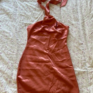 Satin klänning - Fin Roségulds färgad satin klänning från in the Style storlek 36, otroligt fin klänning som tyvärr inte kommer till användning!