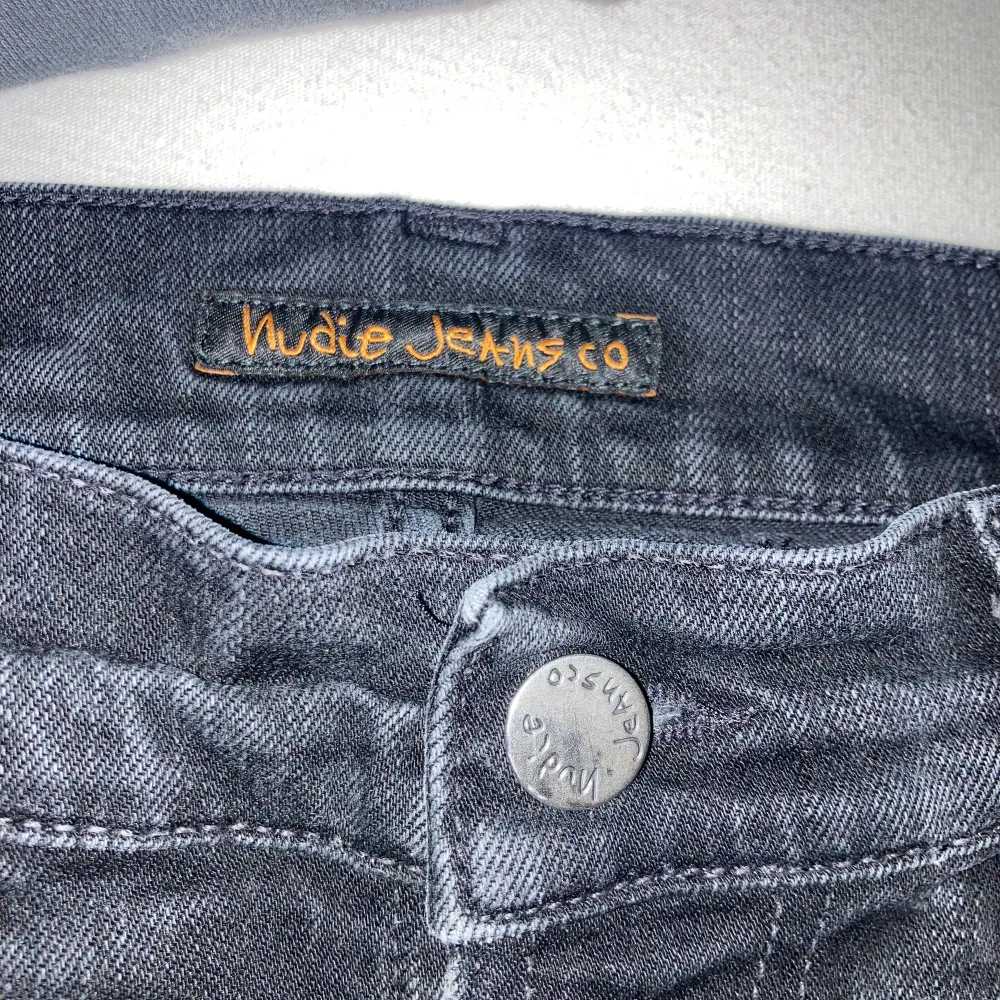 S passar M, Köpta för 1800, Slim fit jeans från nudie bra skick sällan använda och mycket laidback grisch. Jeans & Byxor.