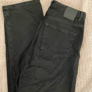 Ett par svarta jeans från bikbok i modellen 90’s straight! Storlek: W:28 L:32 Bra skick!