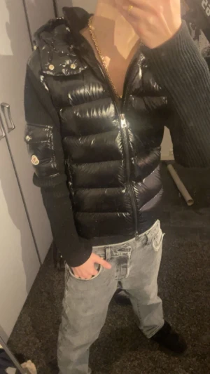 Moncler carigan 1/S - Här är en använd cardigan ett hål i luvan som inte är synligt och litet på bakaxeln men annars är perfekt och använder själv