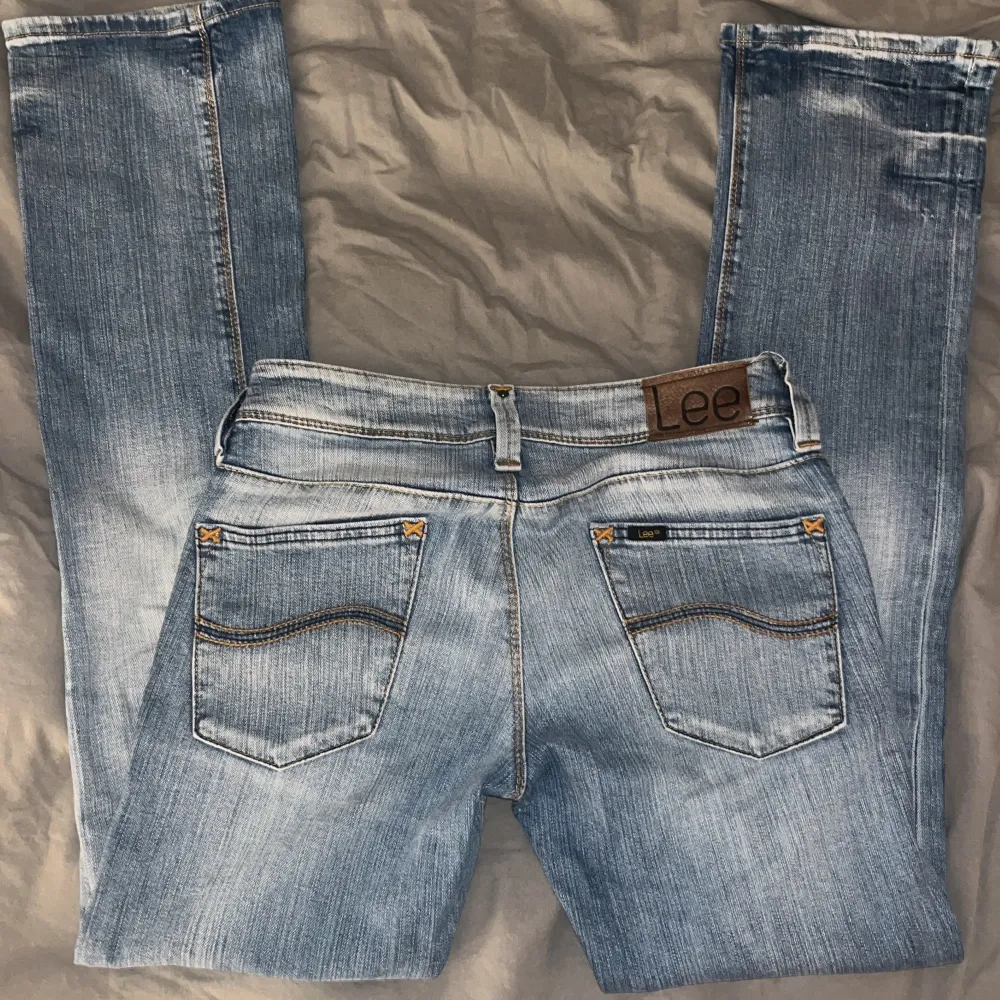 Lee jeans i rak modell. Storlek W28 L33, uppskattas som strl M och tillräckligt långa i benen på mig som är 177cm. Midjemått:41cm, Innerbenslängd:87/88cm.  Skriv vid frågor!💞. Jeans & Byxor.