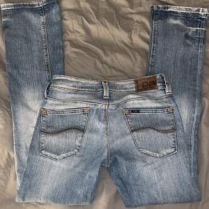 Lee jeans i rak modell. Storlek W28 L33, uppskattas som strl M och tillräckligt långa i benen på mig som är 177cm. Midjemått:41cm, Innerbenslängd:87/88cm.  Skriv vid frågor!💞