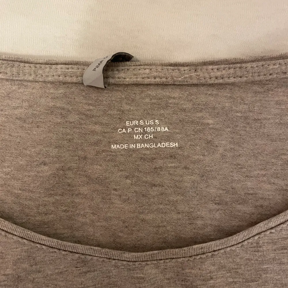 sitter väldig tight och fint så ger lite Intimissimi känsla. Köptes för 200kr på H&M för några är sen men använd en gång bara. Paidat.