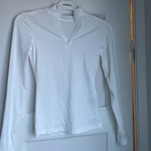 Tränings tröja, zip🤍 - En vit zip tränings tröja🤍oanvänd då den var lite genomskinlig men inget fel på varan✨