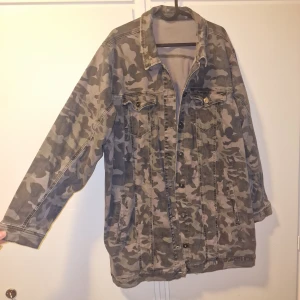 Jacka - Super fin knappt använd jacka. Innehåller lyckra vilket innebär att den är töjbar, lite tjockare material, ofodrad. Passar för vår, höst och sommar kvällar därmed inte jätte varm🫶🏼 Dyr inköpt, pris kan diskuteras!