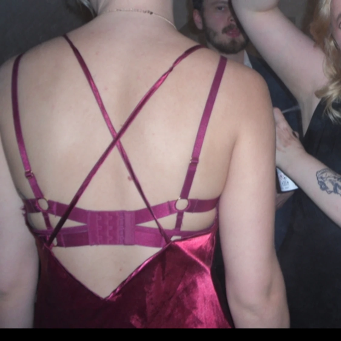 Satinröd klänning - 92