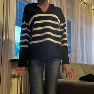 Stickad tröja  - Köpt från zara för ett år sen och kommer inte längre till användning. Köpt för cirka 450kr och säljer för 150. Pris kan diskuteras 