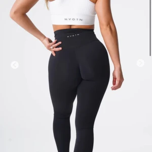 Nvgtn träningsbyxor  - Träningsbyxor ifrån Nvgtn. Säljer pga fel storlek. Super stretchiga, HELT NYA!