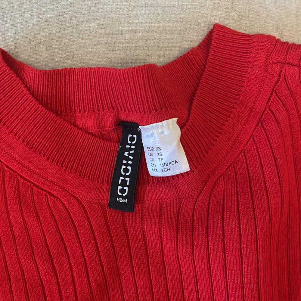 En ribbad röd långärmad tröja från H&M, aldrig använt den. Toppar.