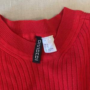 En ribbad röd långärmad tröja från H&M, aldrig använt den