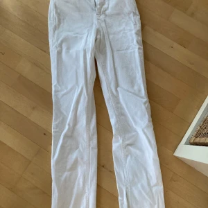 Vita jeans - Helt oanvända vita snygga jeans! De har slits i slutet och är ganska slim men på mig är de straight fit, vid vaderna.😇