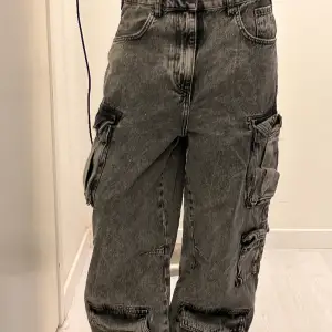 Zara big baggy cargo pants with 100 plockets  Size M (man’s)  Never worn 