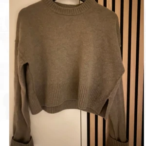 Stickad tröja - Säljer en snygg stickad tröja från & Other stories som tyvär int kmr t användning. Den har används fåtal ggr!