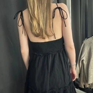 Svart klänning - Superfin, använd ett par gånger men inga defekter💞Köpte för 300kr