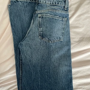 Zara jeans  - Mid wist  Raka ben  Ny skick 