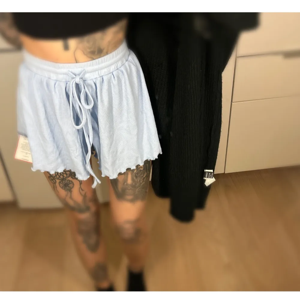 Tunna sköna shorts i fin ljusblå färg 🩵storlek 34, endast provade! . Shorts.