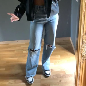 Zara Jeans - High waisted jeans från Zara med hål på knäna, storlek 36/S
