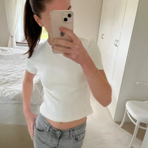 Kort sommar t-shirt - En kortare t-shirt Passar till mycket  Använd 1 gång 