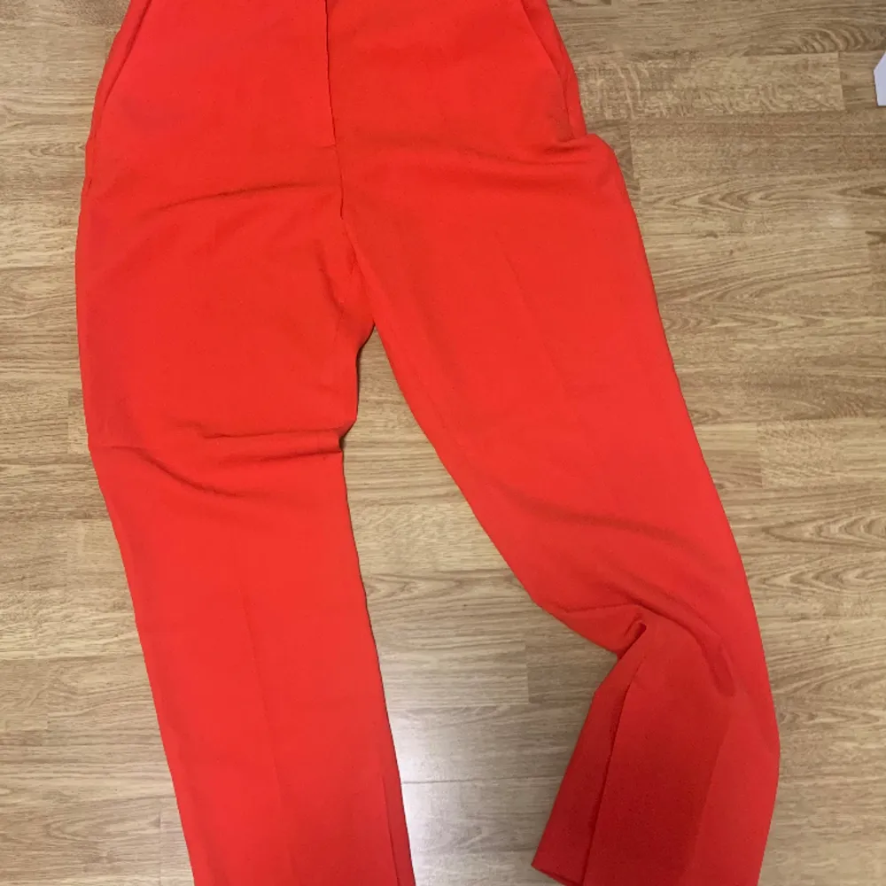 Röda kostymbyxor  Full längd Slits ner till Storlek 42   Använd 3 gånger så fint skick  Pris diskuterbart . Jeans & Byxor.