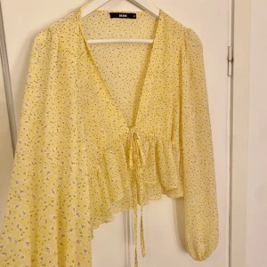 Blus - Gul blus/kofta från bilbolaget i M. Den är i fint skick och säljes för 100kr+frakt⭐️