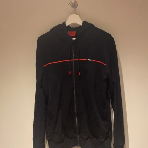 Hugo boss hoodie - Hugo boss Hoodie knappt använd kvitto finns köpt på Zalando 