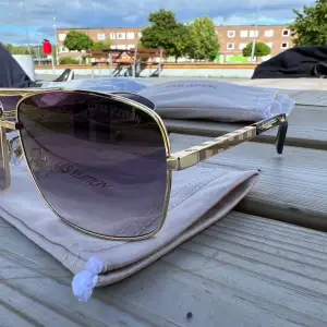Louis Vuitton Attitude Sunglasses  1 för 750kr  2 för 1100kr  Pris kan diskuteras vid snabb affär 💥 Perfekta nu inför sommaren, spika dina❗️ MÖTS STHLM ❗️❗️ 