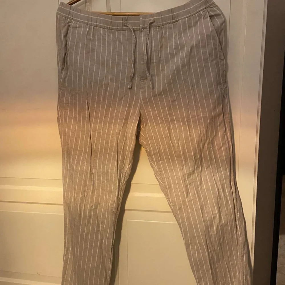 Ett par fina randiga linne byxor som kanppt kom till användning jätte sköna och dom passar mig i längden som är 177cm inga defekter alls 💕 ny pris 350kr. Jeans & Byxor.