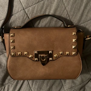 Valentino väska  - Jätte fin helt ny Valentino liknande väska. Den får plats med jättemycket. Passar till allt. Bandet är justerbar. 