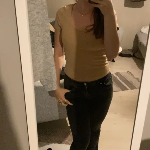 T-shirt  - En t-shirt från lagar i storlek M men är liten i storleken för jag har xs/S och denna sitter bra 💗