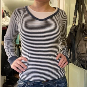 Blå randig långärmad - Blå randig långärmad med en t-shirt ”krage” vid halsen 💙 passar s/m
