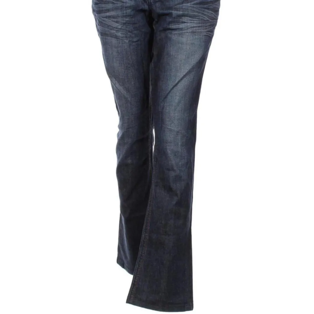 Så snygga lågmidjade jeans som tyvärr är för stora för mig!❤️ snyggt urtvättad! Står ingen storlek men skulle säga 38, kolla på andra bilden för tydligare bild på utsvängningen❤️ midjemått tvärsöver: 42 cm, innerben: 77 cm!. Jeans & Byxor.