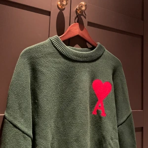 Ami Paris tröja  - Äkta Ami Paris tröja i grönt. Oversized modell i storlek: M        Mycket gottar skick.  Köpt i butik för över 2500 kr    Tryck på ”Köp nu ” för att köpa