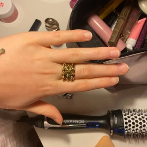 Edblad peak ring - Säljer min Edblad ring då den inte kommit till användning eftersom jag kände att den inte riktigt passar min stil. Den är i bra skick och knappt använd. Köparen står för frakten ❤️