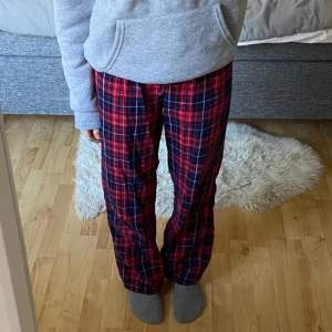 Jättesöta pyjamasbyxor från Gina Young köpta runt julen 2022:) Helt slutsålda och finns inte att köpa längre:) Dom är lite för små för mig som är 156cm❤️ 