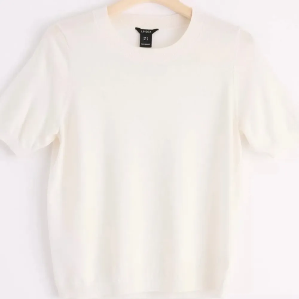 Säljer denna fin stickade tröja fr Lindex i strl S. SLUT SÅLD PÅ HEMSIDAN. Säljer pga lite för stor nypris 299kr skriv vid mer bilder eller frågor ❤️om priset inte passar du kan du lägga andra pris förslag!. T-shirts.